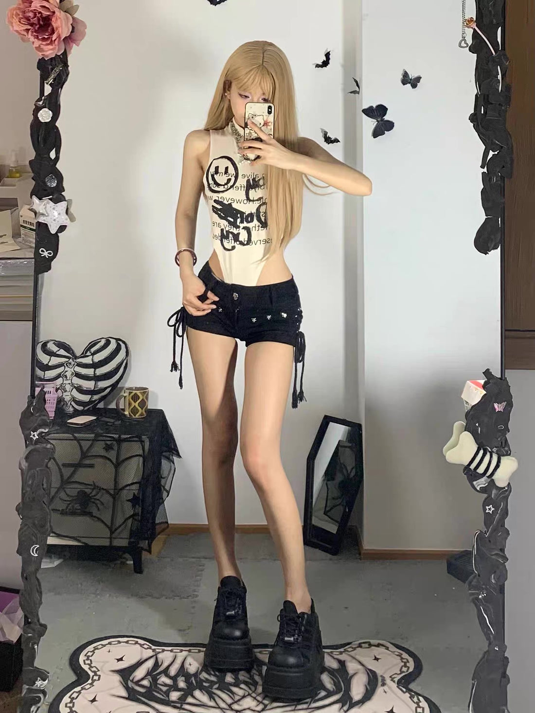 Women’s lace-up side shorts in black