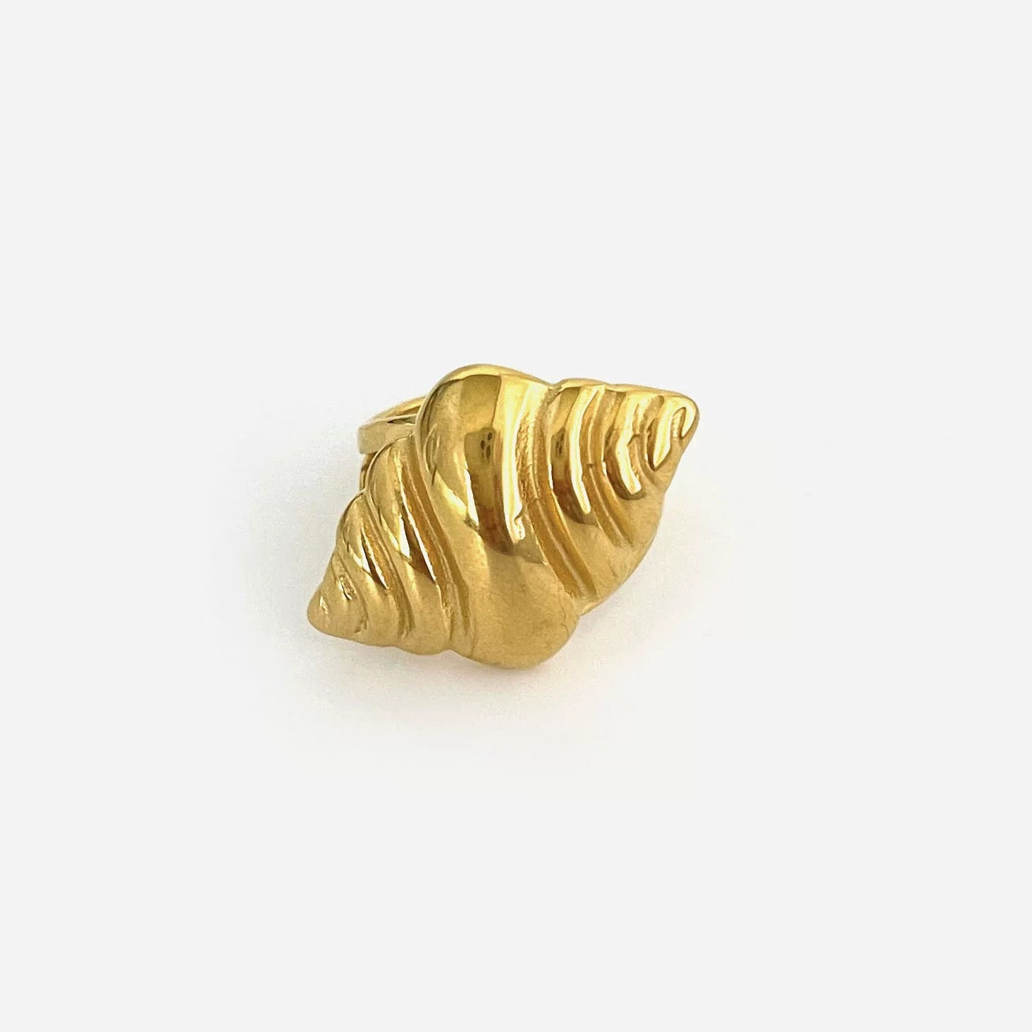 Gold-plated beach fashion ring with a conch shell motif