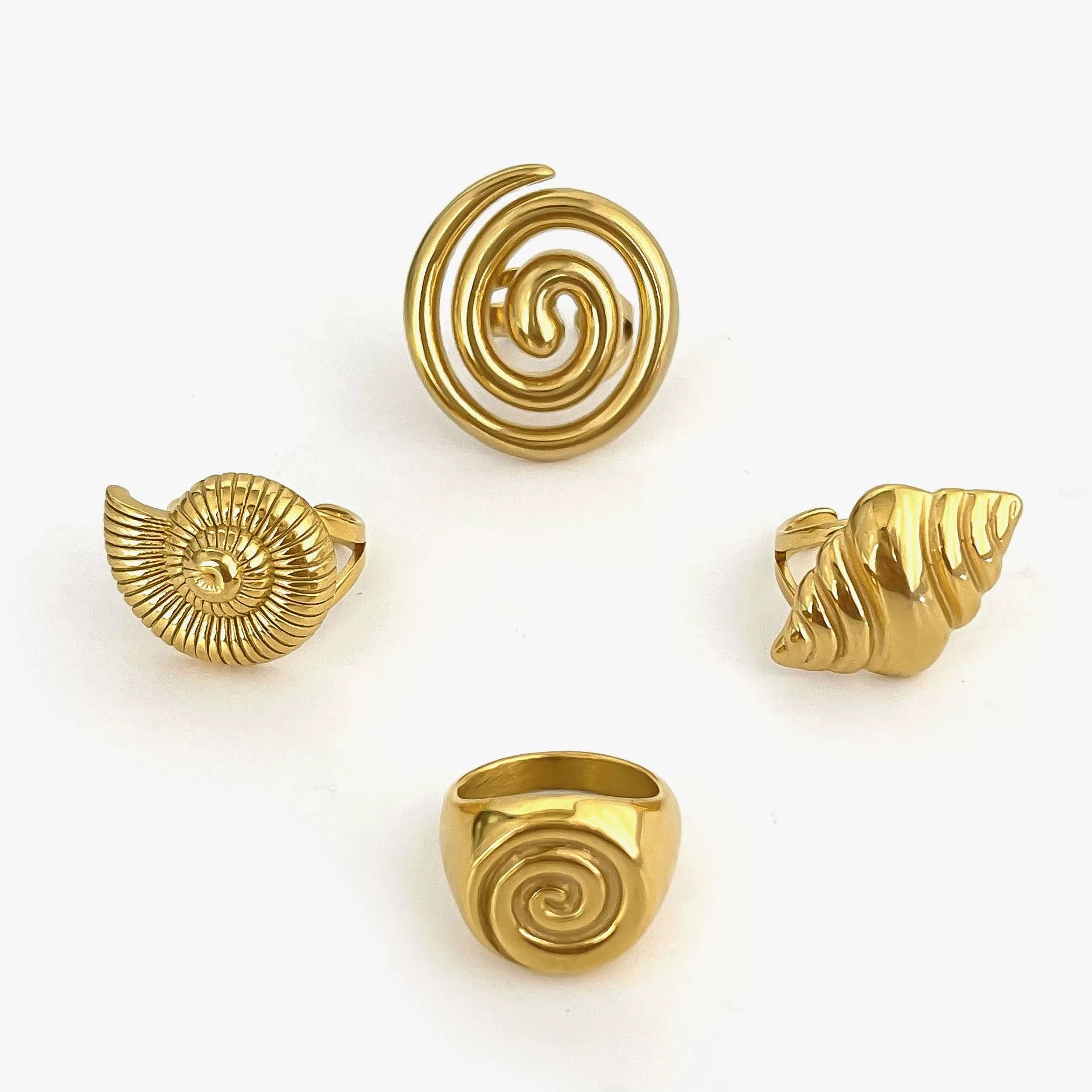 Coastal girl gold conch ring for trendy beachwear looks