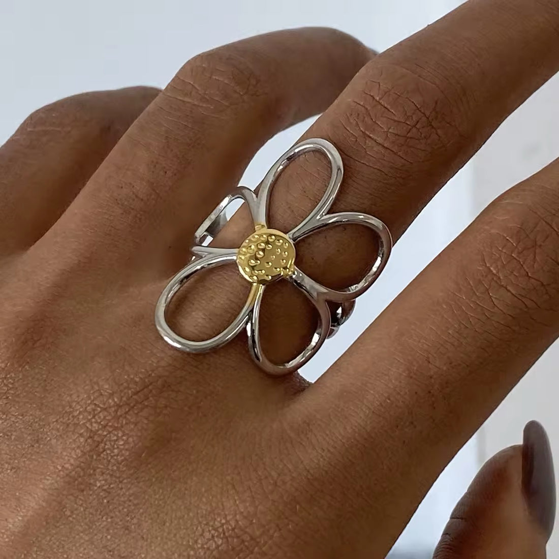 Elegant stainless steel daisy ring with a hollow floral design