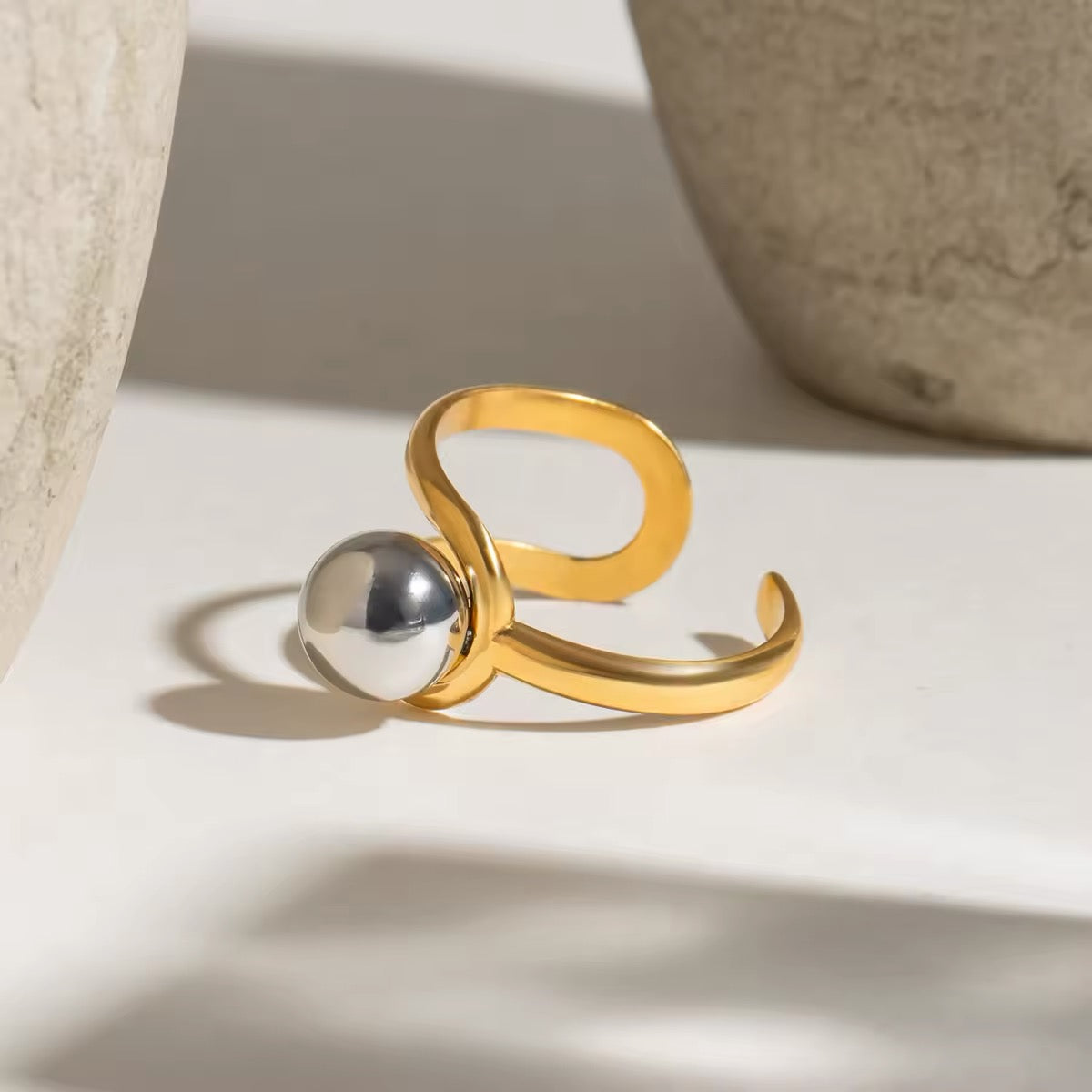 Adjustable open-end ball ring in gold-plated finish