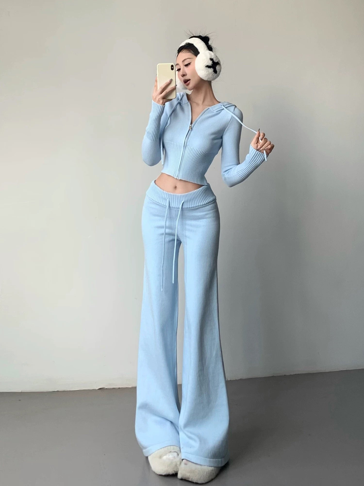 Spring streetwear Y2K outfit styled with sneakers