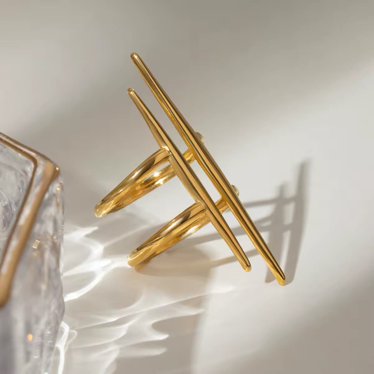 Bold and lightweight open-end ring with a modern touch