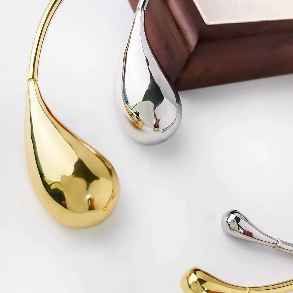 Fashion-forward chunky choker necklace with edgy design