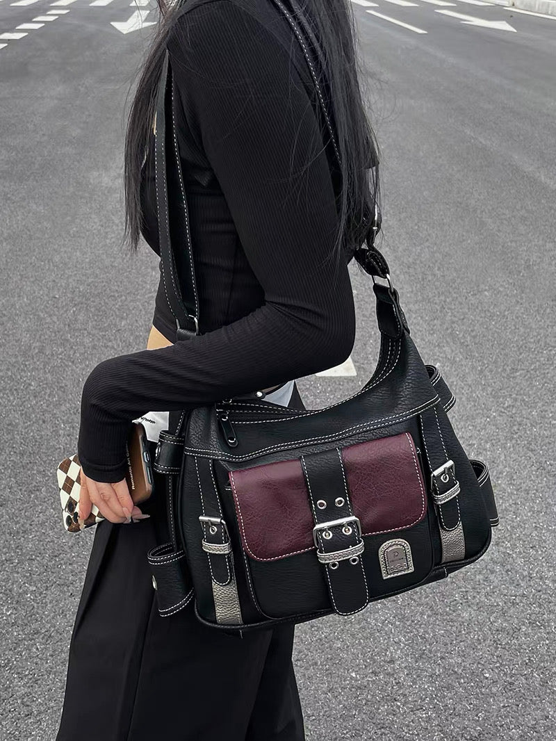 E-girl style fashion bag with adjustable strap and zip closure