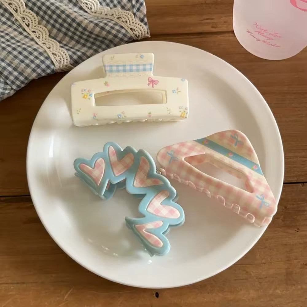 White square hair claw with pink bows and mini floral prints, adding a soft vintage vibe