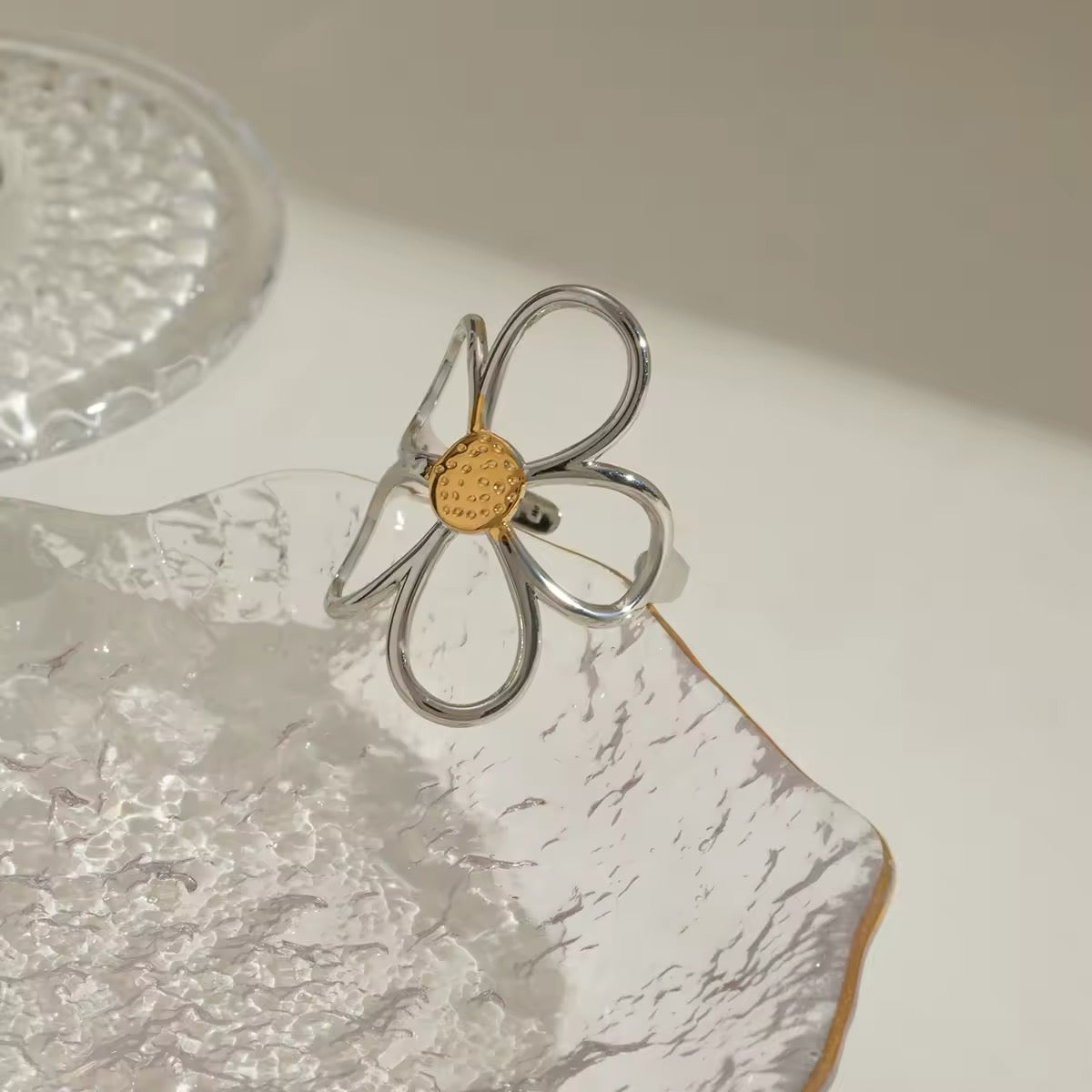 Trendy coquette aesthetic daisy ring with an open design