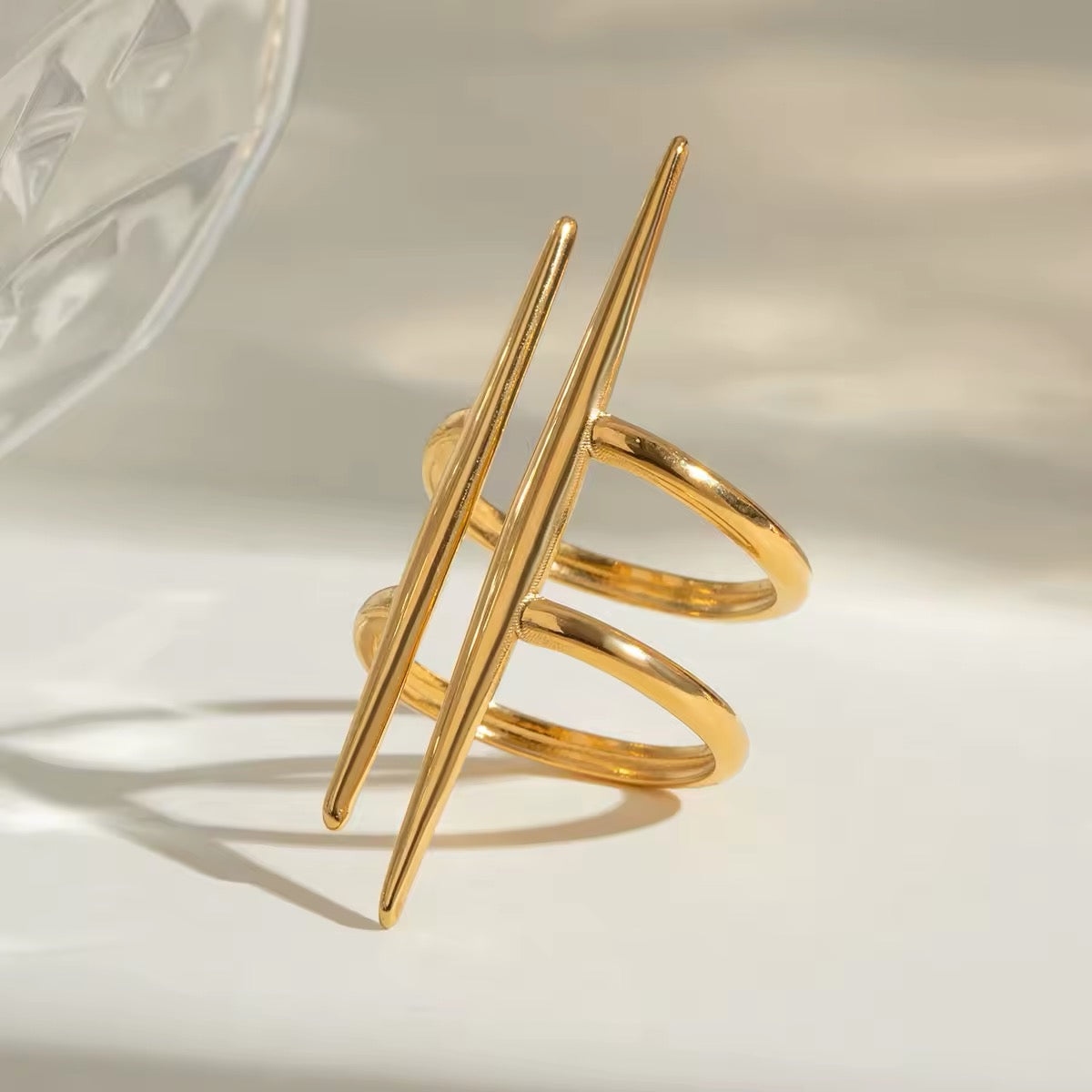 Chic open-end gold ring for a stylish modern look