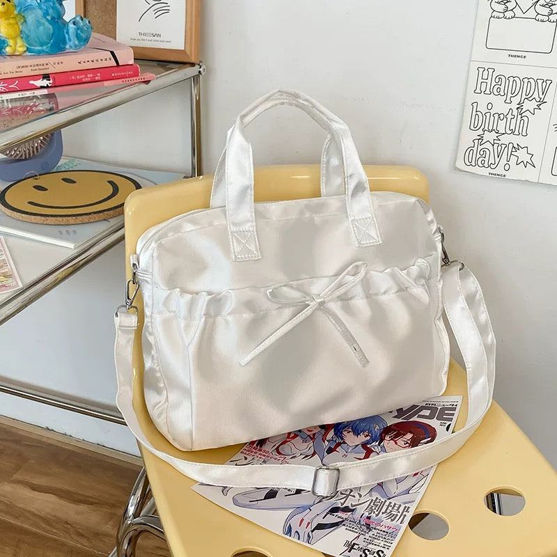 Balletcore-inspired handbag in white satin with zip closure and multifunctional use