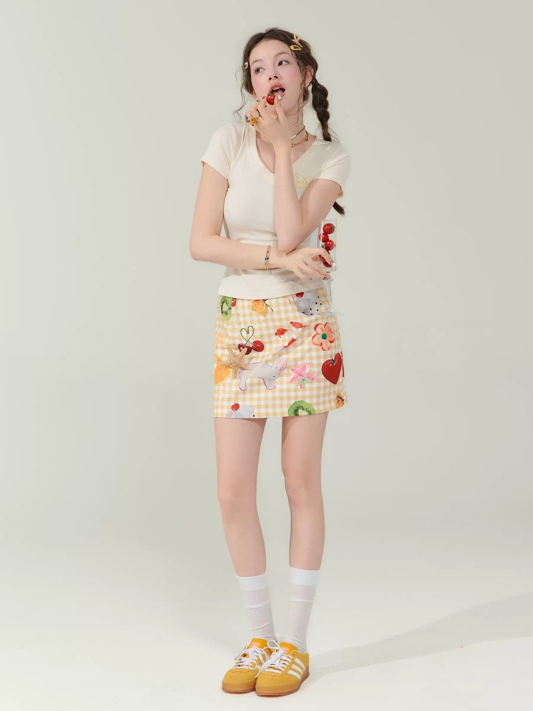 Y2K aesthetic plaid mini skirt with high waist and vintage charm