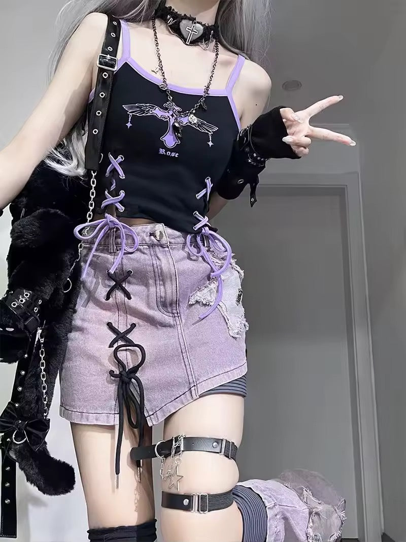 Full-body styling of Y2K skirt with platform shoes and distressed gloves
