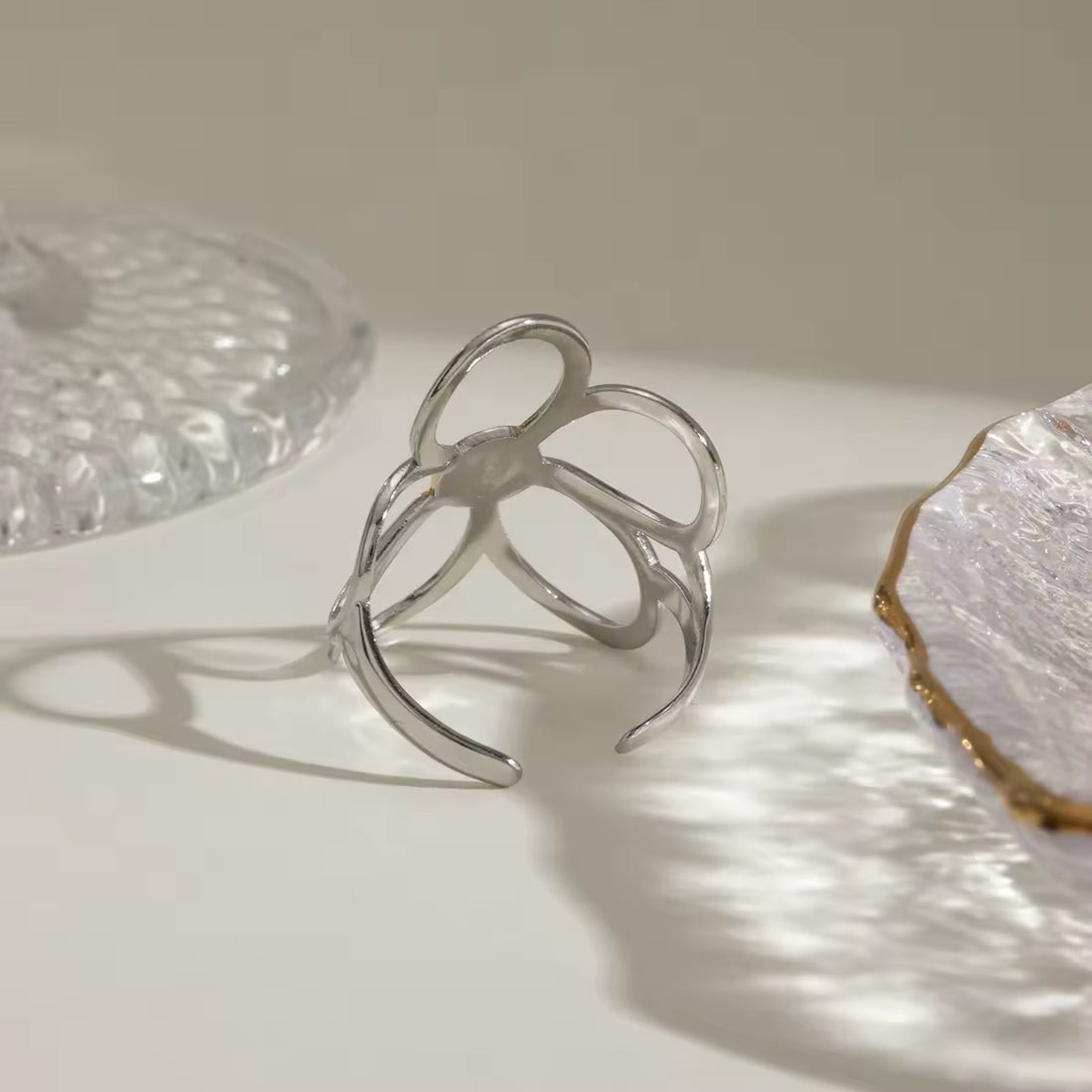 Elegant stainless steel daisy ring with a hollow floral design