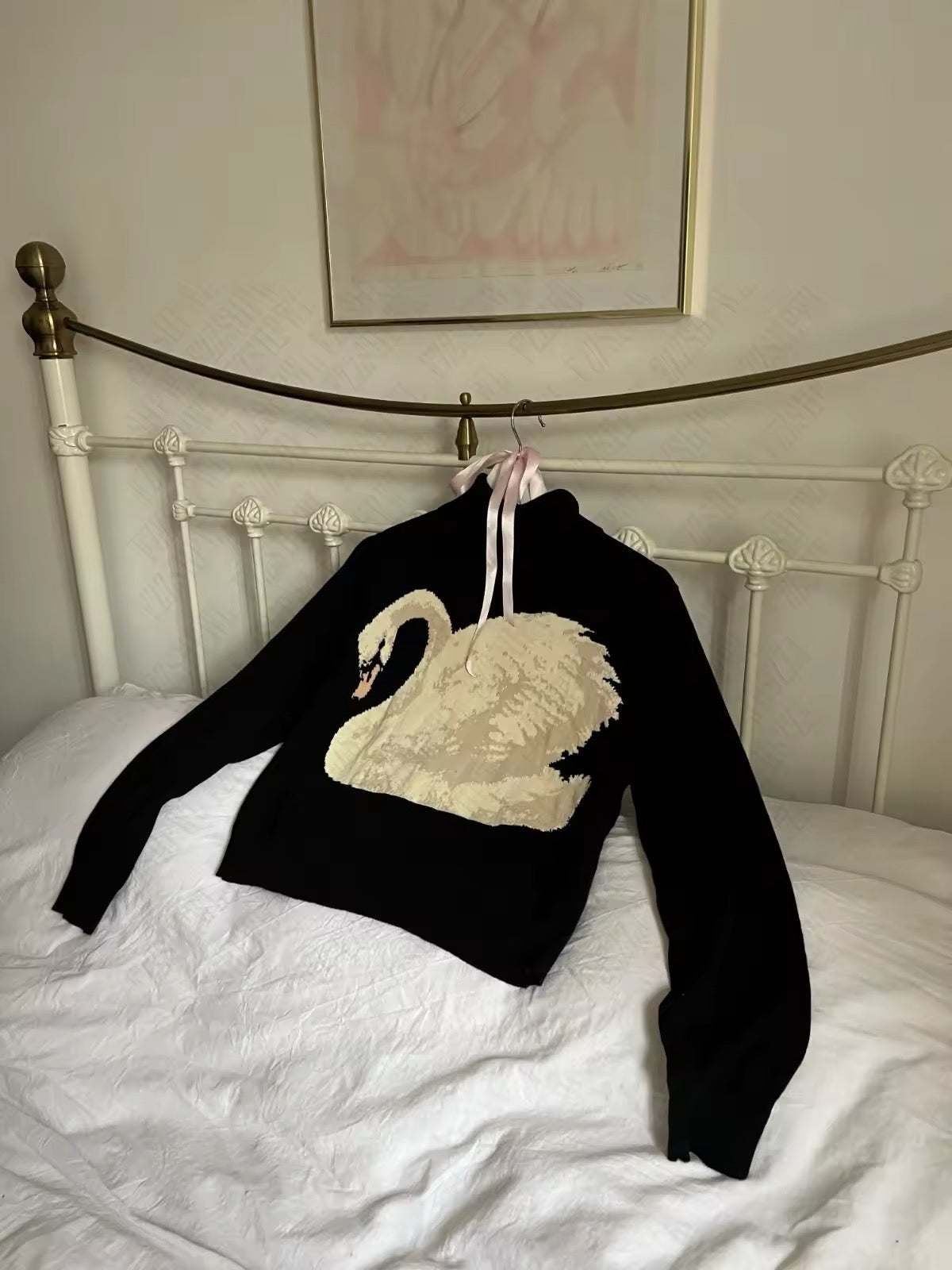 Harajuku aesthetic slim-fit jumper with swan design