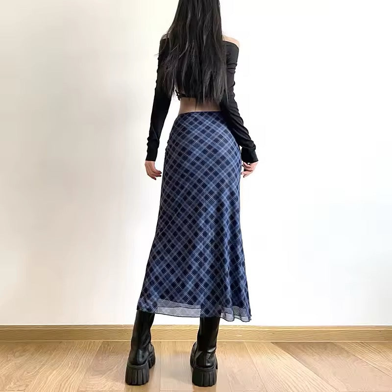 Elegant plaid midi skirt with a retro preppy style
