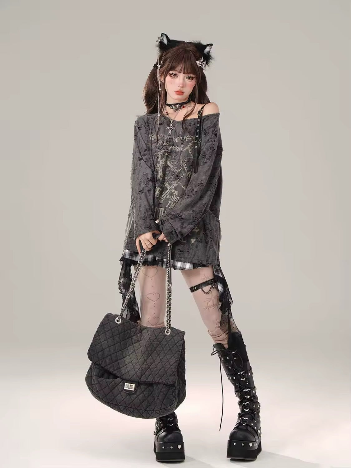 Y2K black tee with edgy letter print, gothic aesthetic women’s outfit